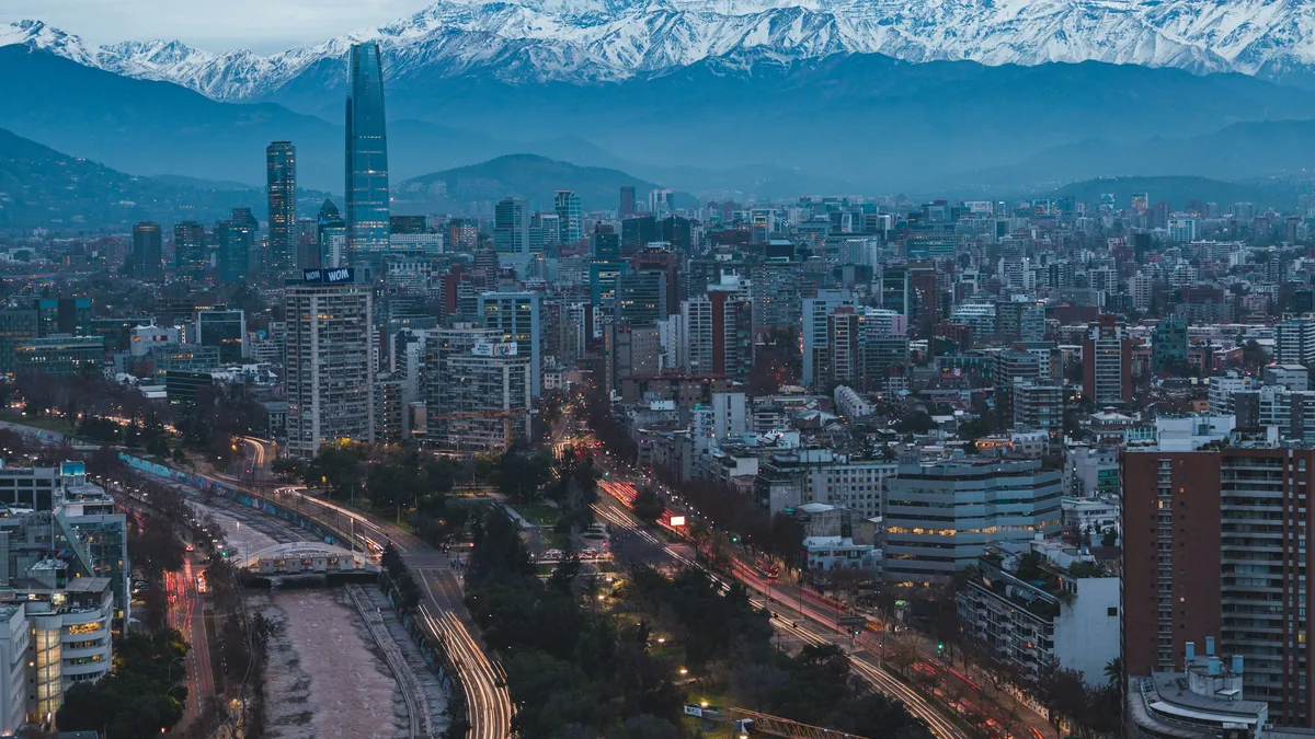 Santiago de Chile al atardecer con la cordillera nevada de fondo